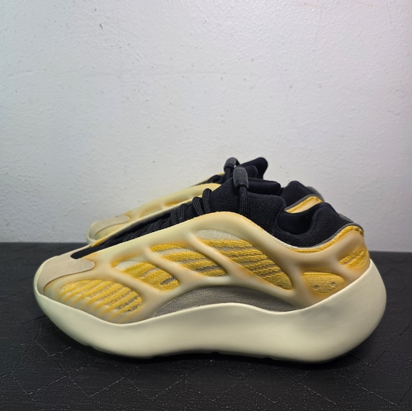 Yeezy 700 V3 (Mono Safflower) Size